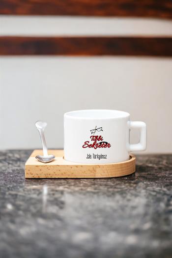 Kadın Tıbbi Sekretere Hediye Kalp Kaşıklı Ahşap Altlıklı Fincan