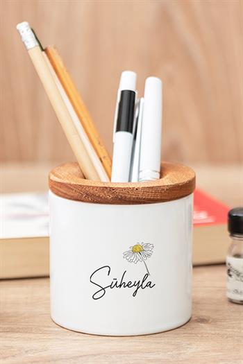 Kadına Özel Ofis Hediyesi Papatya Tasarımlı İsimli Ahşap Altlıklı Fincan ve Kalemlik