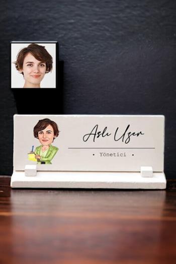 Kadına Terfi Hediyesi Karikatürlü Masa İsimliği