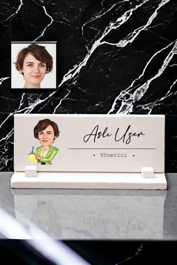 Kadına Terfi Hediyesi Karikatürlü Masa İsimliği