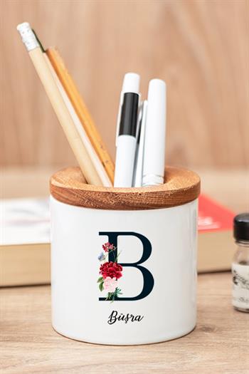 Kadına Yeni İş Hediye Seti Baş Harfli ve İsimli Ahşap Altlıklı Fincan ve Kalemlik