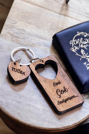 Kız Arkadaşa Hediye Mesajlı ve Kalpli Ahşap Anahtarlık