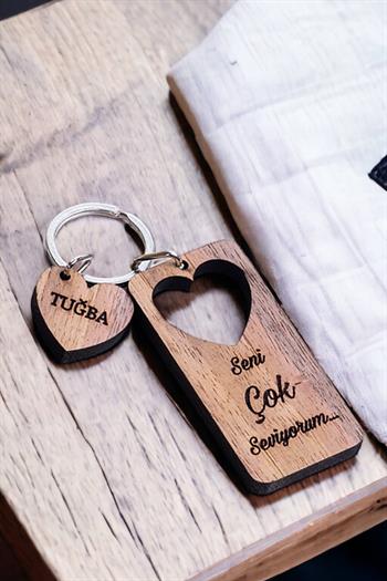 Kız Arkadaşa Hediye Mesajlı ve Kalpli Ahşap Anahtarlık
