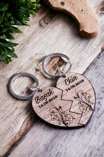 Kişiye Özel İsim ve Tarih Yazılı Kalplerin Birleşmesi Çift Anahtarlığı