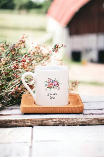 Kişiye Özel Çiçek Buketi İsimli Ahşap Altlıklı Türk Kahvesi Fincanı