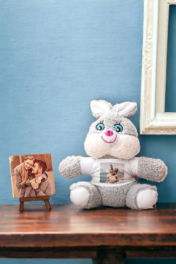 Kişiye Özel Fotoğraflı Peluş Tavşan ve Taş Masa Dekoru