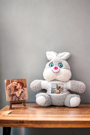 Kişiye Özel Fotoğraflı Peluş Tavşan ve Taş Masa Dekoru