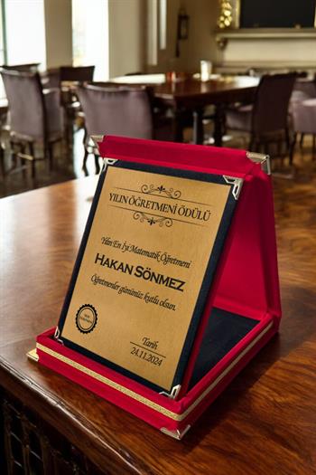 Kişiye Özel Mesajlı ve İsim Yazılı Yılın Öğretmeni Plaketi