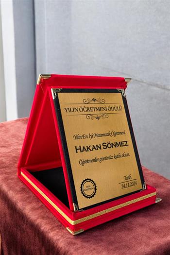 Kişiye Özel Mesajlı ve İsim Yazılı Yılın Öğretmeni Plaketi