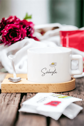 Kişiye Özel Papatya Tasarımlı İsimli Ahşap Altlıklı Fincan