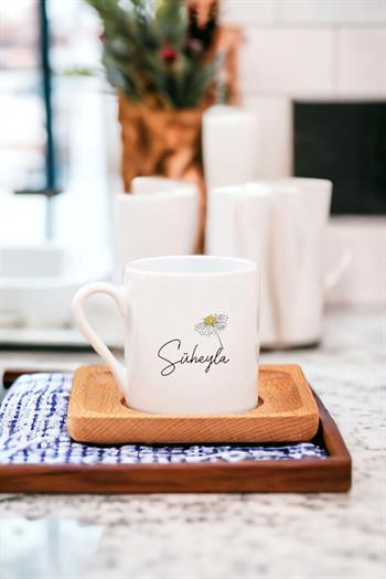 Kişiye Özel Papatya Tasarımlı İsimli Ahşap Altlıklı Türk Kahvesi Fincanı