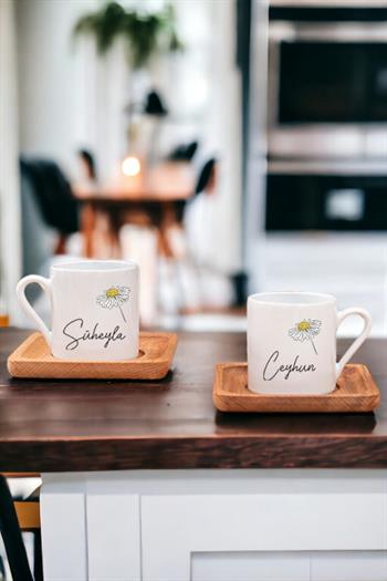 Kişiye Özel Papatya Tasarımlı İsimli İkili Ahşap Altlıklı Türk Kahvesi Fincanı