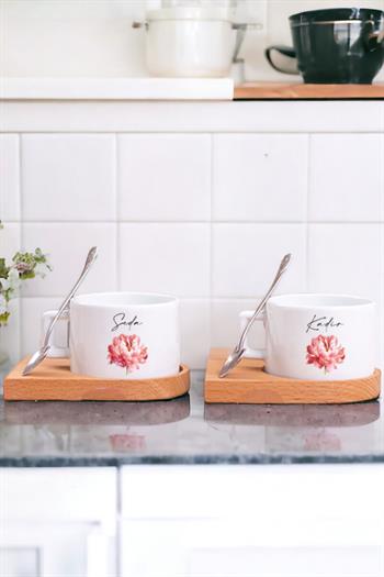 Kişiye Özel Pembe Çiçekli İsme Özel Ahşap Altlıklı İkili Fincan