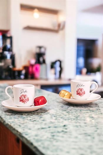 Kişiye Özel Pembe Çiçekli İsme Özel İkili Porselen Türk Kahvesi Fincanı