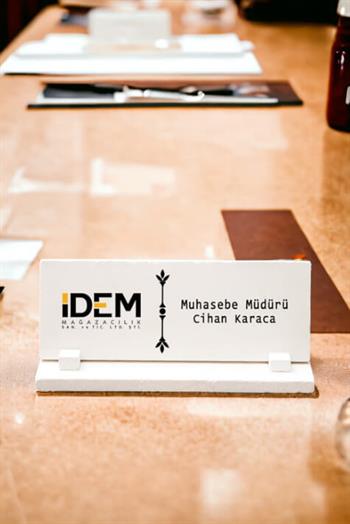 Kişiye Özel Kurumsal Logolu Taş Masa İsimliği