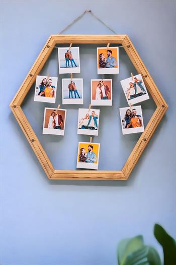 Polaroid Fotoğraflı Altıgen Model İpli ve Mandallı Ahşap Duvar Anı Çerçevesi