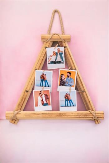 Polaroid Fotoğraflı Üçgen Model İpli Mandallı Ahşap Fotoğraf Çerçevesi