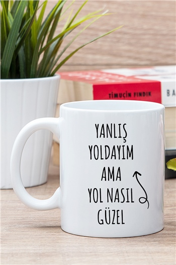 Yanlış Yoldayım Ama Yol Nasıl Güzel Esprili Beyaz Kupa Bardak