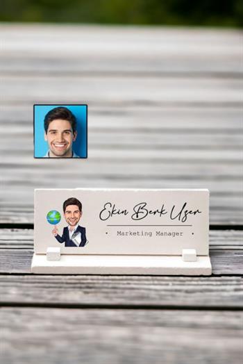 Yeni İşe Başlayan Erkek Arkadaşa Hediye Karikatürlü Masa İsimliği