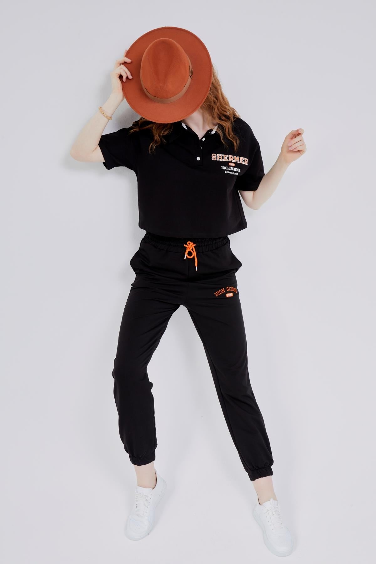 Kadın Pola Yaka Kısa Kollu Baskı Detaylı Crop Eşofman Takımı 