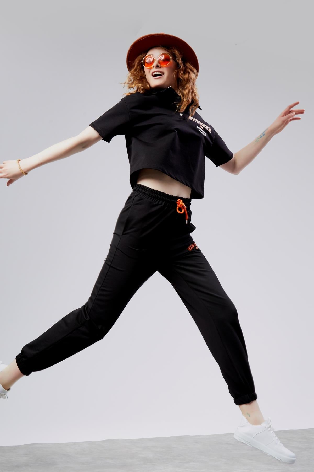 Kadın Pola Yaka Kısa Kollu Baskı Detaylı Crop Eşofman Takımı 