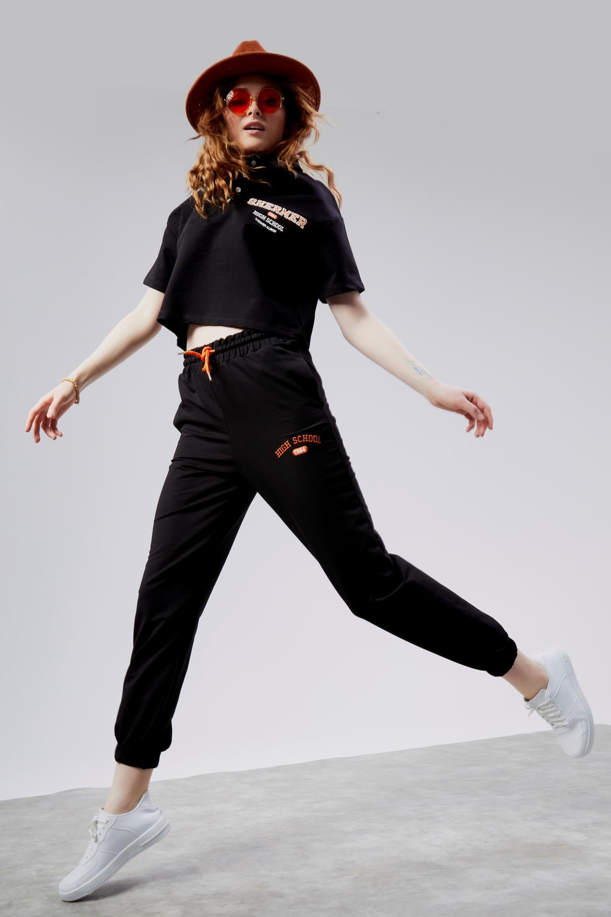 Kadın Pola Yaka Kısa Kollu Baskı Detaylı Crop Eşofman Takımı 