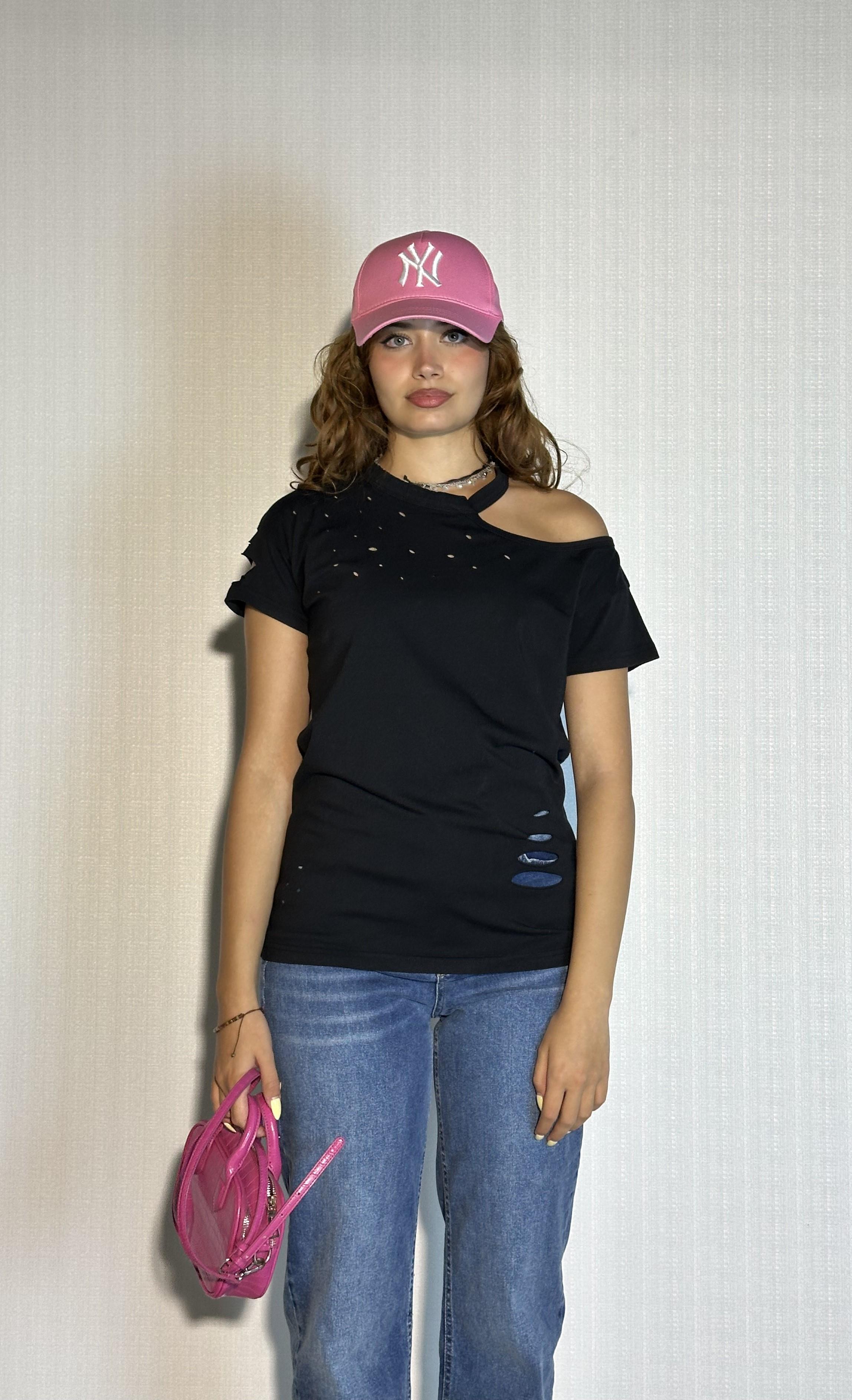 Kadın Bisiklet Yaka Omuz Dekolteli Yırtık Detaylı Basic Siyah Tişört