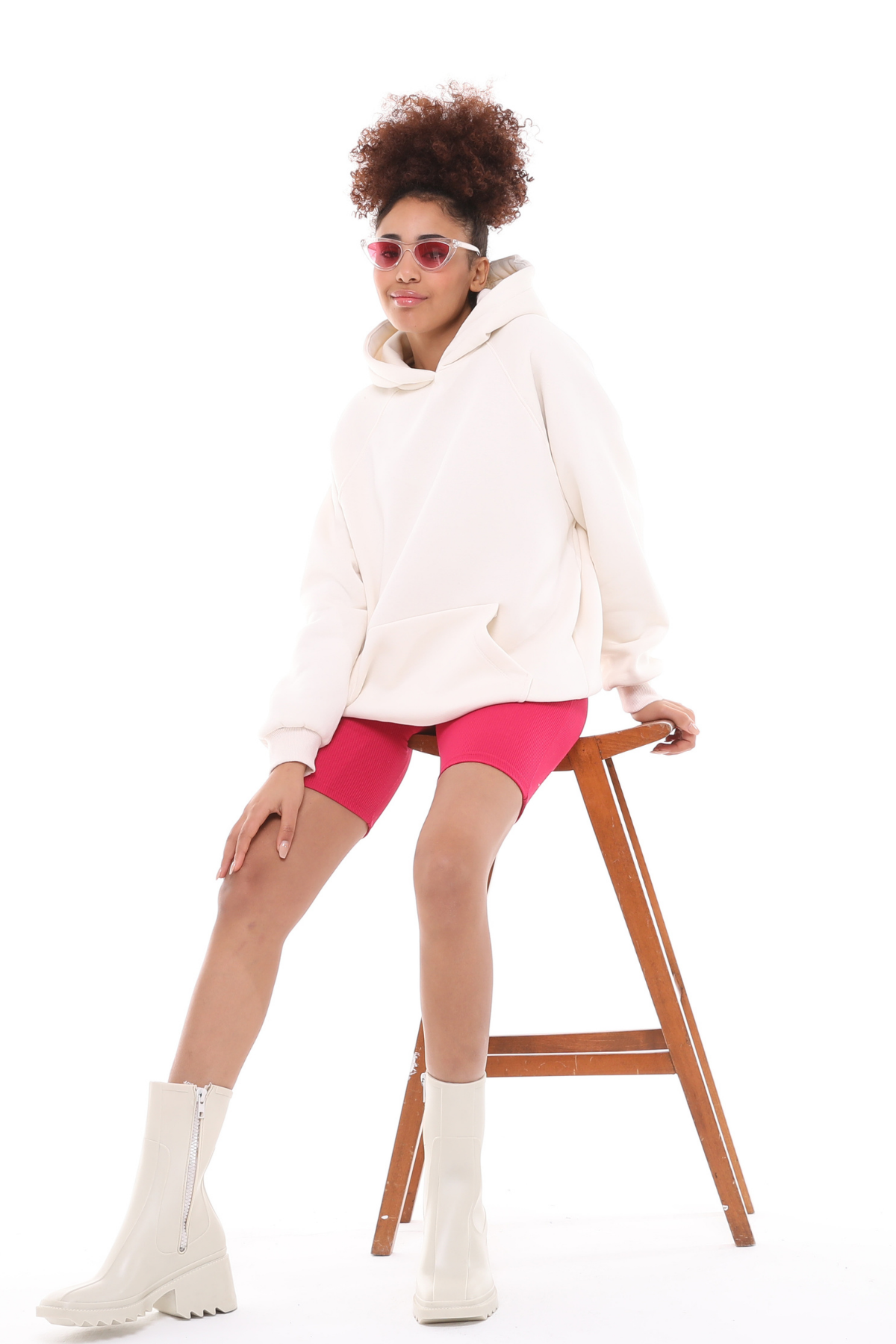Kadın Kapüşonlu Kanguru Cepli Nakış Baskı Detaylı Uzun Kol Oversize Kutup Beyaz Sweatshirt