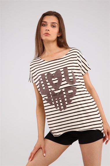 Kadın Geniş Yaka Kabartma Baskı Detaylı Çizgili Oversize Tişört 