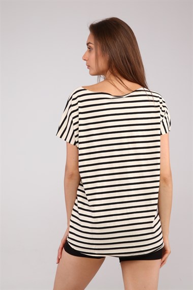 Kadın Geniş Yaka Kabartma Baskı Detaylı Çizgili Oversize Tişört 