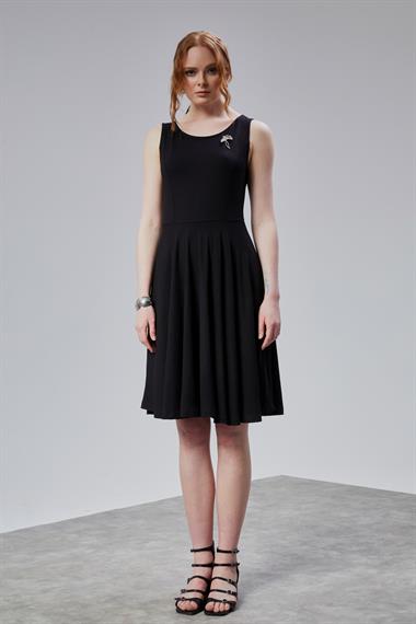 Kadın Bisiklet Yaka Sıfır Kol Broş Detaylı Elbise - Siyah