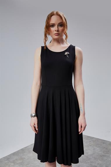 Kadın Bisiklet Yaka Sıfır Kol Broş Detaylı Elbise - Siyah