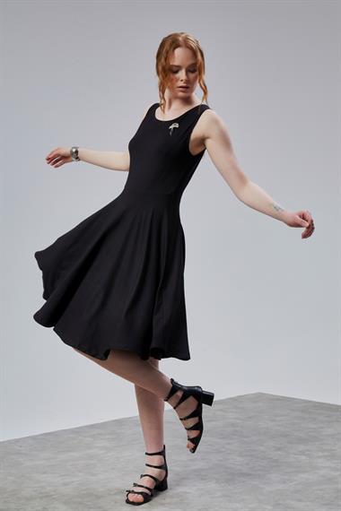 Kadın Bisiklet Yaka Sıfır Kol Broş Detaylı Elbise - Siyah