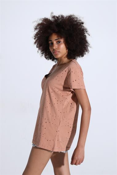 Kadın V Yaka Lazer Kesim Detaylı Kısa Kollu Oversize Tişört 