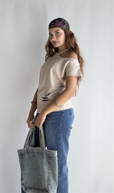 Kadın Bisiklet Yaka Omuz Dekolteli Yırtık Detaylı Basic Bej Tişört