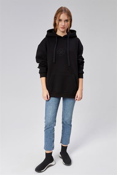 Kadın Kapüşonlu Nakış Baskı Detaylı Kanguru Cepli Uzun Kol Oversize Siyah Sweatshirt