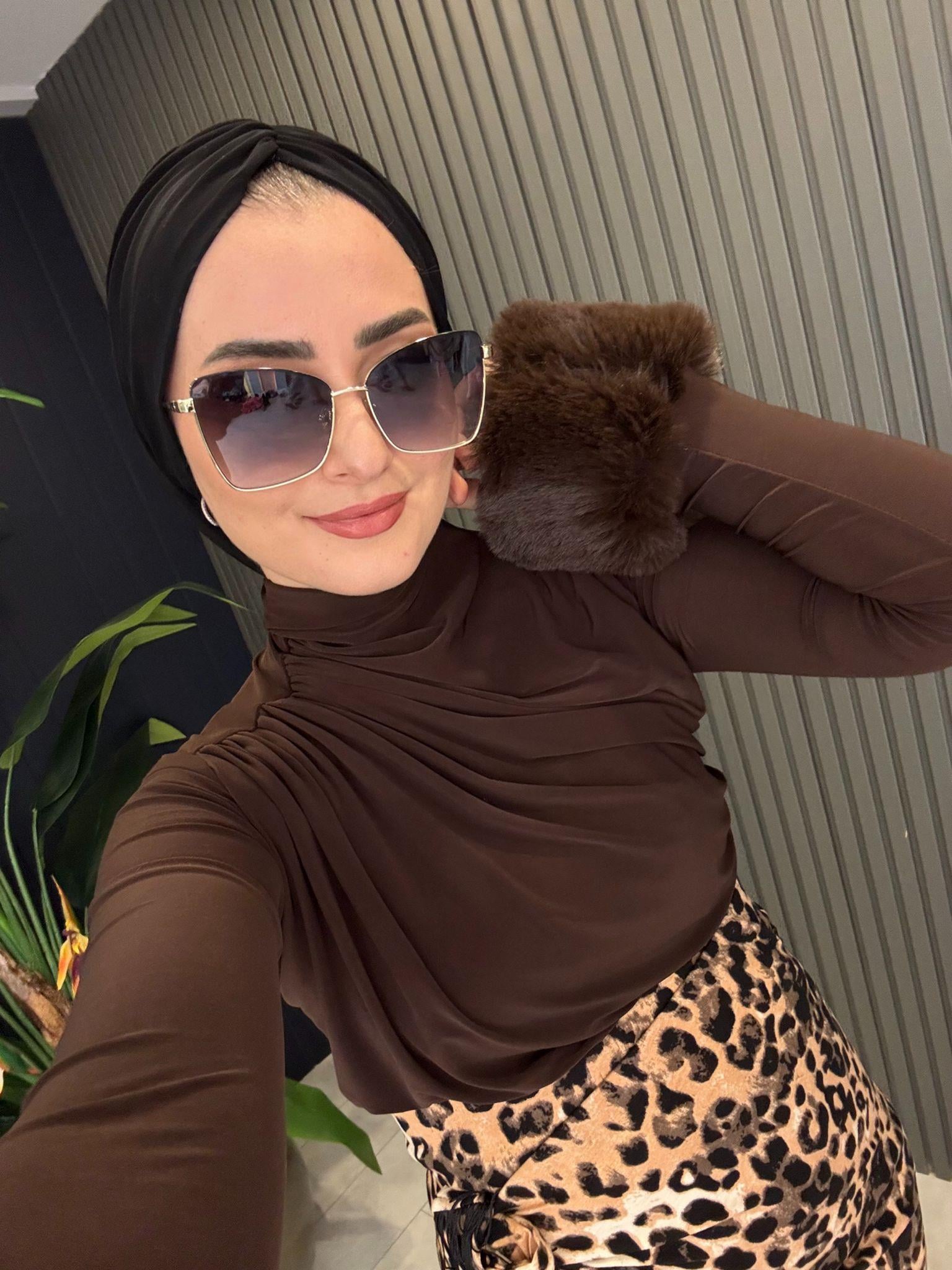 BluzKOLLARI KÜRK DETAYLI SENDDY DRAPELİ BLUZ