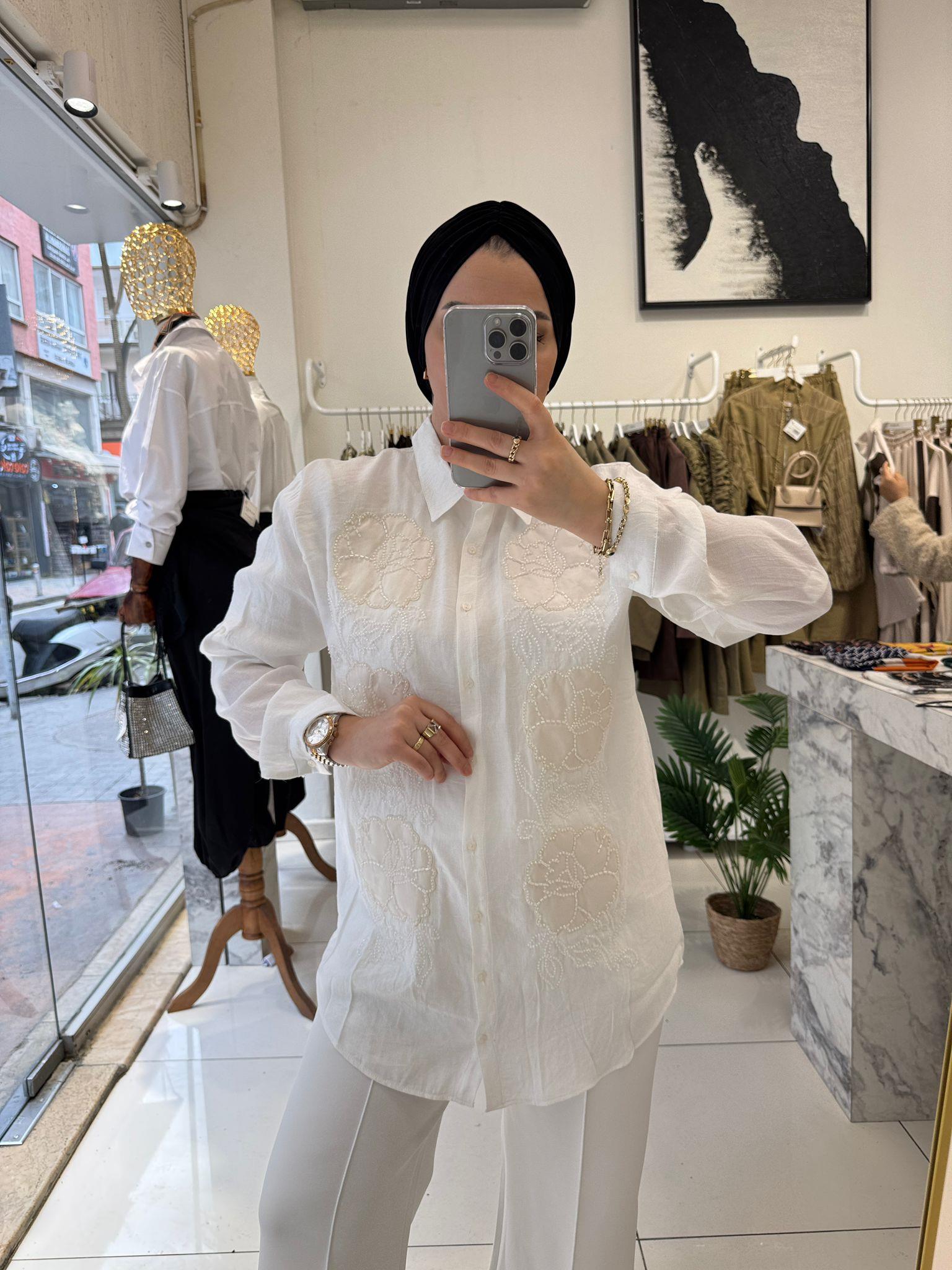 GömlekBEYAZ ÇİÇEK İŞLEMELİ AEROBİN GÖMLEK