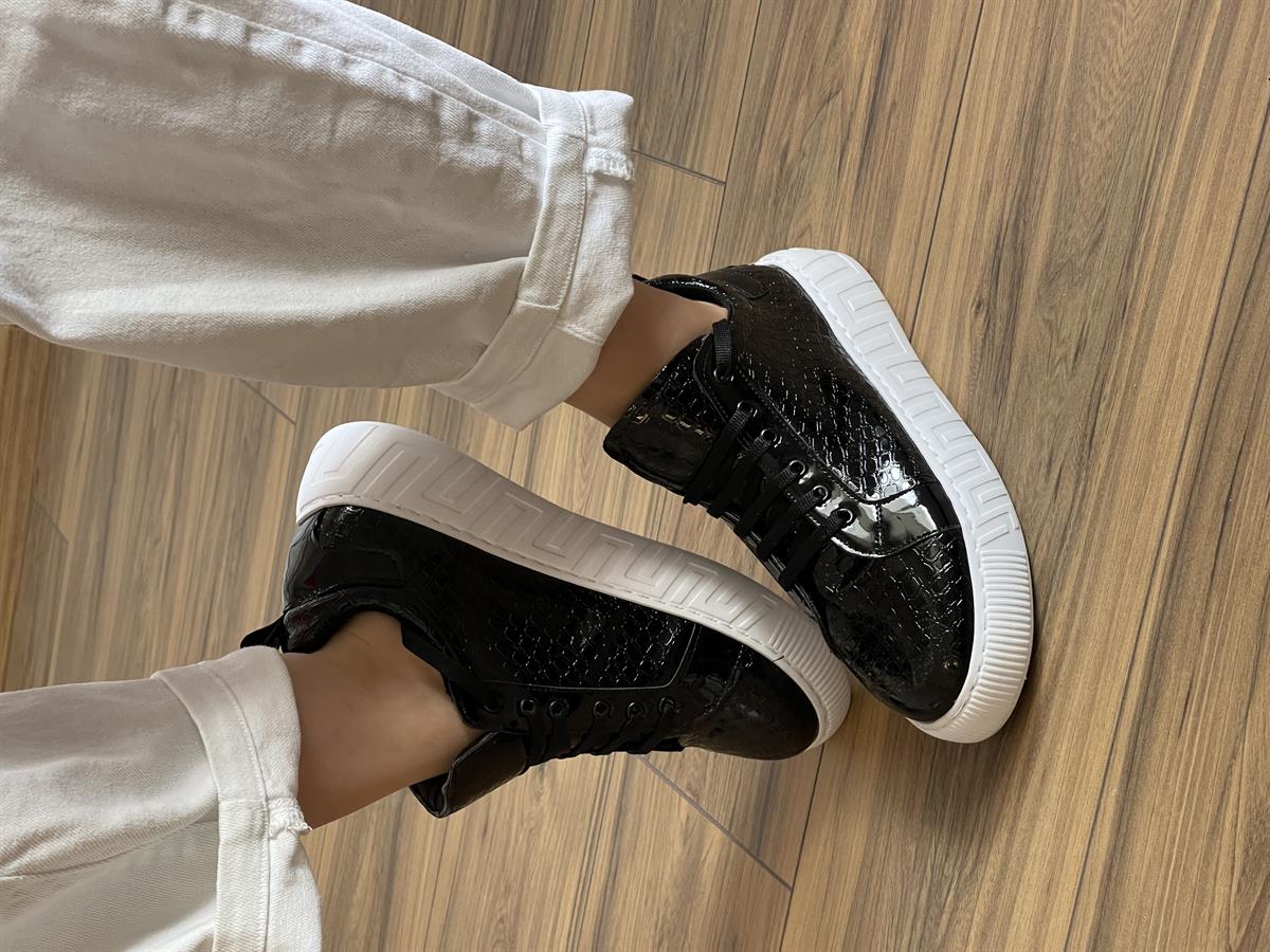 SPOR AYAKABI WATTS SİYAH DESENLİ PARLAK DERİ 4 CM TABAN KADIN SPOR AYAKKABI