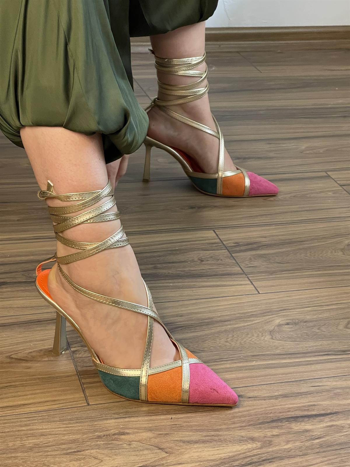 TOPUKLU AYAKKABI Kubra ShoesGRACE PEMBE GOLD BAĞCIKLI BİLEKTEN BAĞLAMALI TOPUKLU AYAKKABI