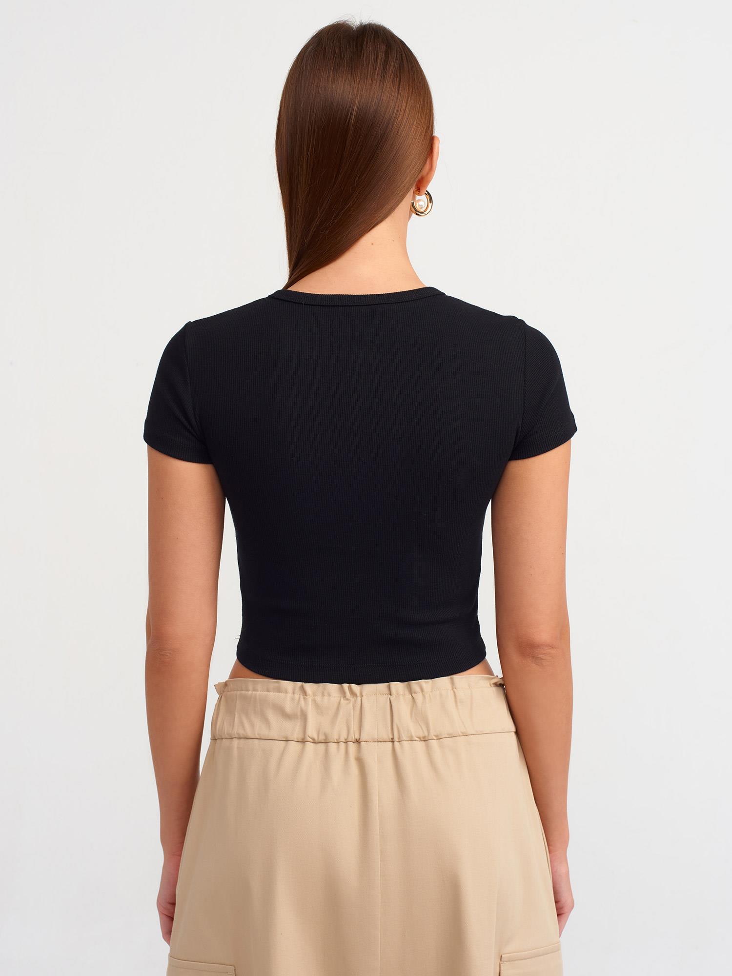 Dilvin Kadın Düğme Detaylı Crop T-shirt - 101A30938 · 19