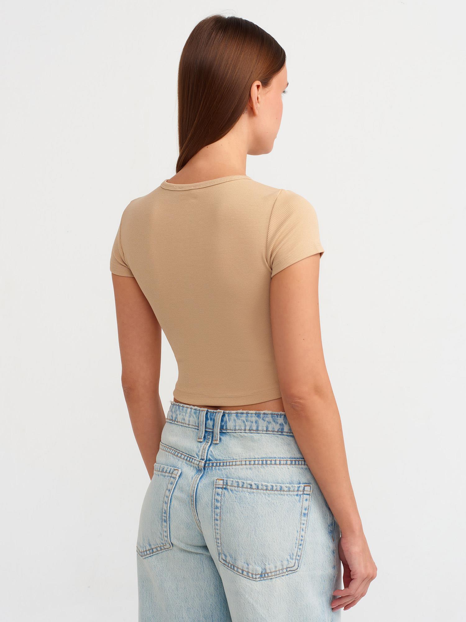 Dilvin Kadın Düğme Detaylı Crop T-shirt - 101A30938 · 23
