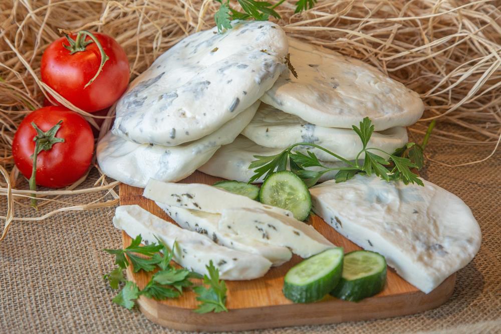 AZ TUZLU OTLU LAVAŞ PEYNİRİ (1 KG)