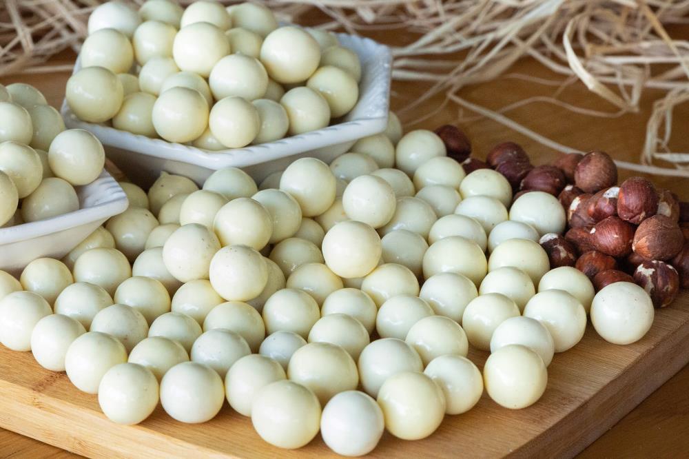 FİLDİŞİ ÇİKOLATA KAPLI FINDIK DRAJE (1 KG)