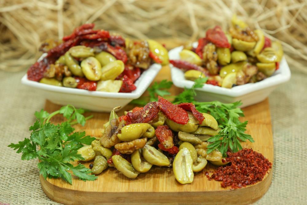 AKDENİZ MİX ZEYTİN SALATASI  (500 GRM )