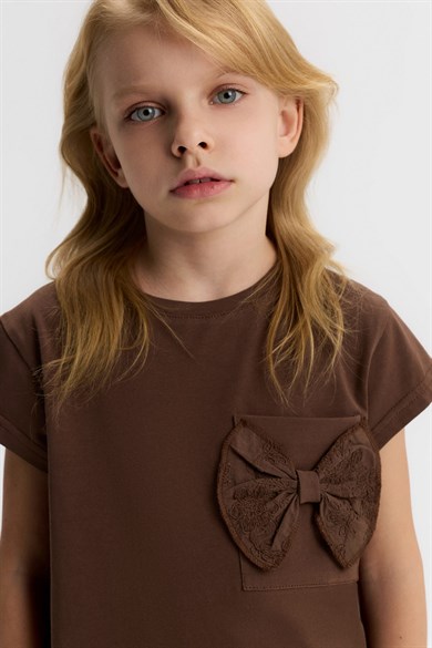 Nk Kids Kız Çocuk 4-8 Yaş Fiyonk Detaylı Cepli Kısa Kol T-shirt Kahverengi
