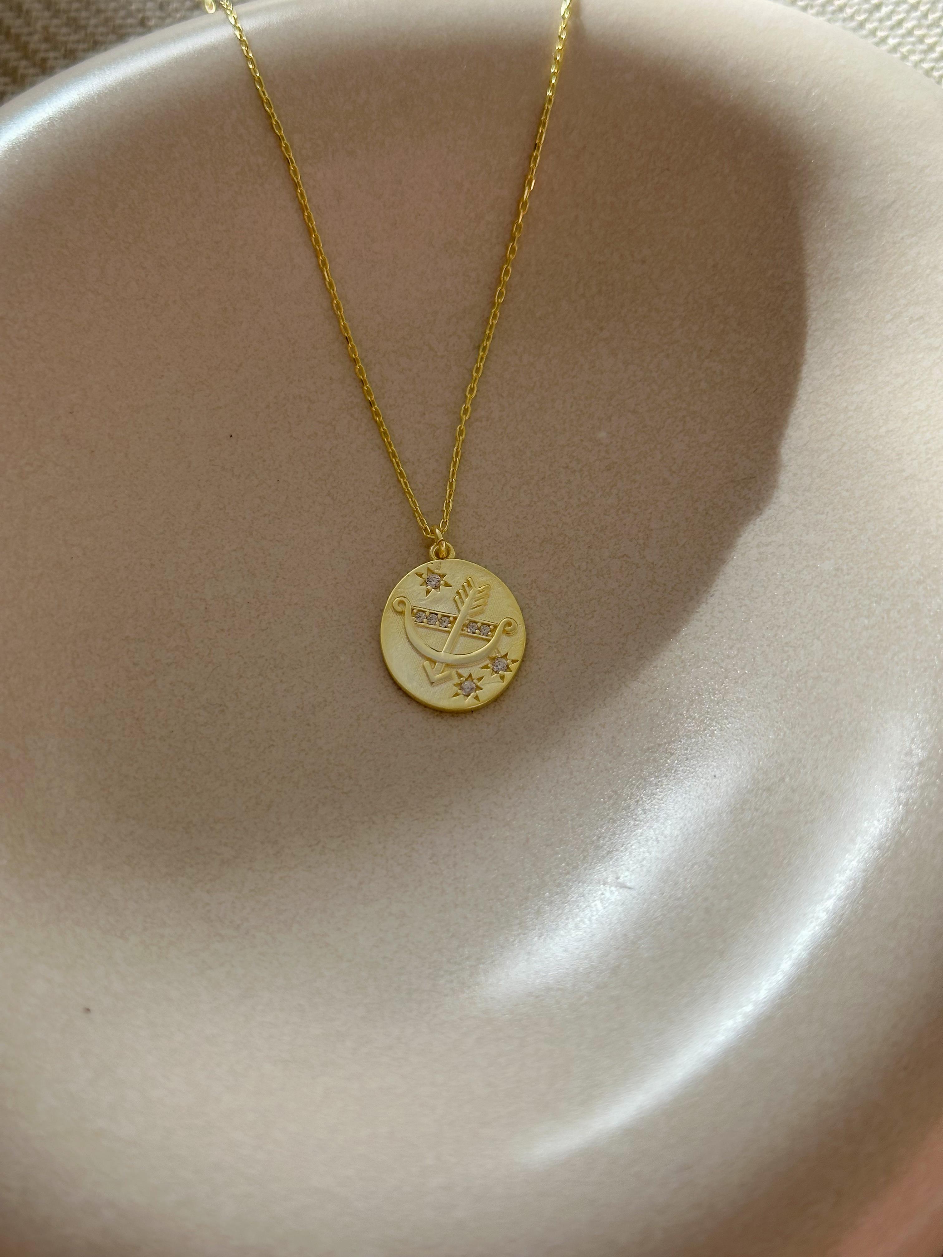 Ok Figürlü Madalyon Kolye - 925 Ayar Gümüş