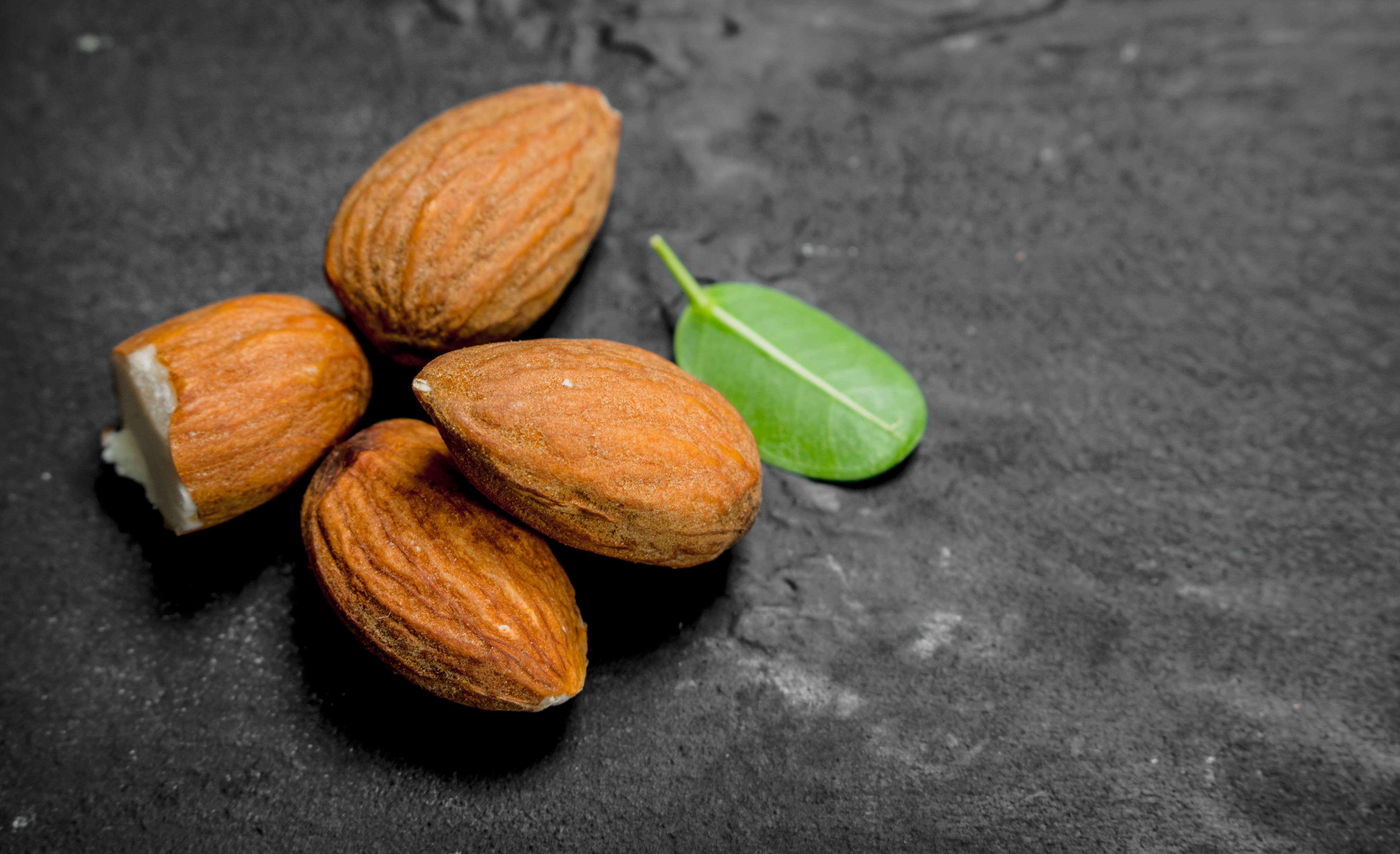 Ramazan ayında sahurda tüketilen besinler, gün boyunca tok kalmamıza ve enerjimizi korumamıza yardımcı olur. Kuruyemiş, yüksek besin değeri, sağlıklı yağlar, protein ve lif içeriği sayesinde sahurda tüketilmesi gereken en önemli gıdalardan biridir.