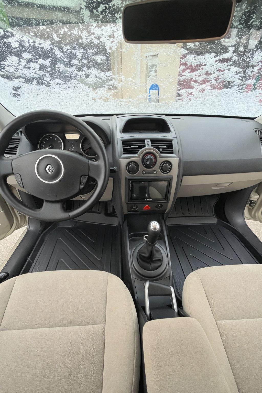 Renault Megane 2 2002-2009 5D Havuzlu Paspas | Hatchback