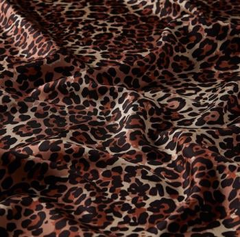 İpekevi Twill İpek Eşarp - Bordürlü Leopar Desenli - Fondöten